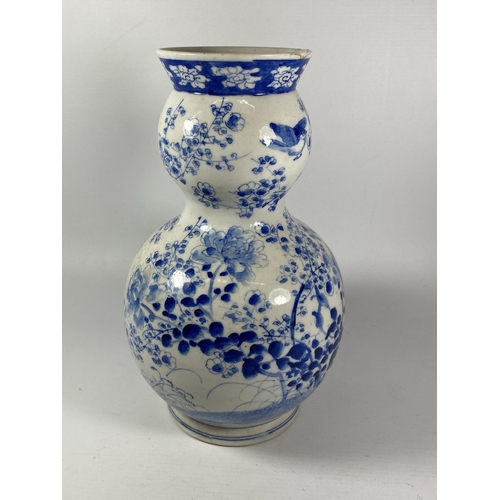 401 - A JAPANESE MEIJI PERIOD (1868-1912) BLUE AND WHITE DOUBLE GOURD VASE, HEIGHT 26CM