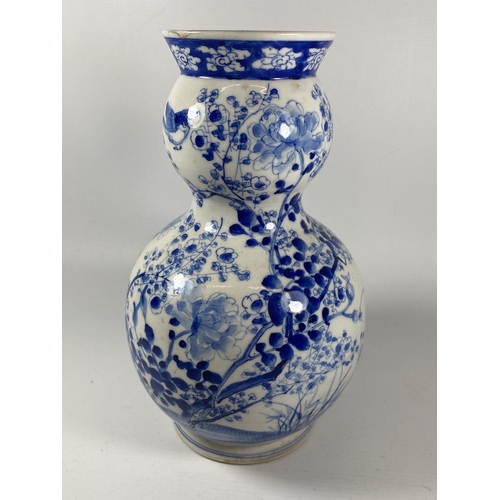 401 - A JAPANESE MEIJI PERIOD (1868-1912) BLUE AND WHITE DOUBLE GOURD VASE, HEIGHT 26CM