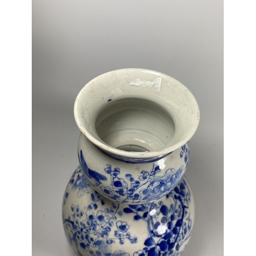 401 - A JAPANESE MEIJI PERIOD (1868-1912) BLUE AND WHITE DOUBLE GOURD VASE, HEIGHT 26CM