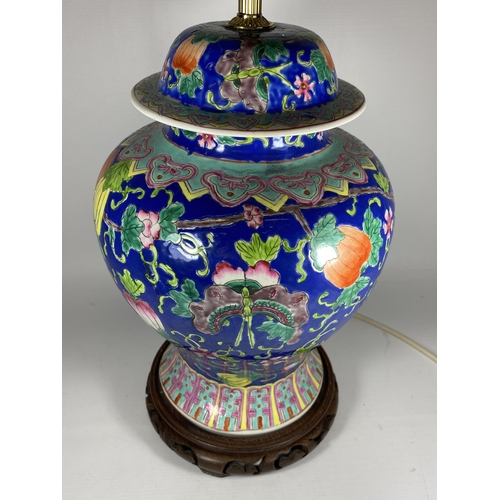 415 - A LARGE CHINESE ENAMEL DESIGN PEACH BLOSSOM TABLE LAMP ON CARVED WOODEN BASE, HEIGHT INCLUDING FITTI... 