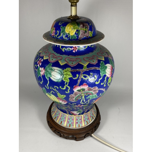 415 - A LARGE CHINESE ENAMEL DESIGN PEACH BLOSSOM TABLE LAMP ON CARVED WOODEN BASE, HEIGHT INCLUDING FITTI... 