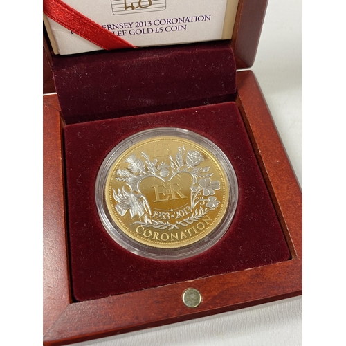94 - A BOXED 2013 GUERNSEY 22CT GOLD LIMITED EDITION CORONATION JUBILEE £5 PROOF COIN, WITH CERTIFICATE, ... 