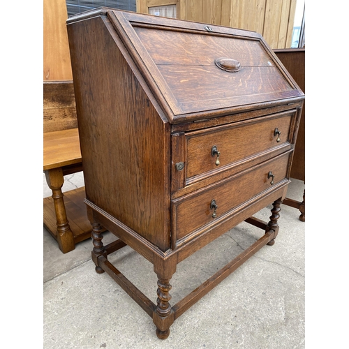 2698 - AN EARLY 20TH CENTURY OAK BUREAU ON BARLEY TWIST LEGS 30