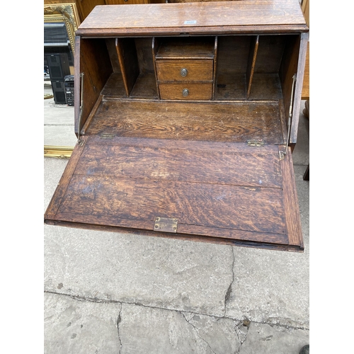 2698 - AN EARLY 20TH CENTURY OAK BUREAU ON BARLEY TWIST LEGS 30