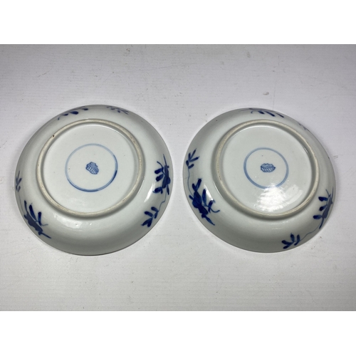 302A - A PAIR OF KANGXI PERIOD (1661-1722) CHINESE BLUE AND WHITE PORCELAIN PLATES, ARTEMESIA LEAF MARK TO ... 