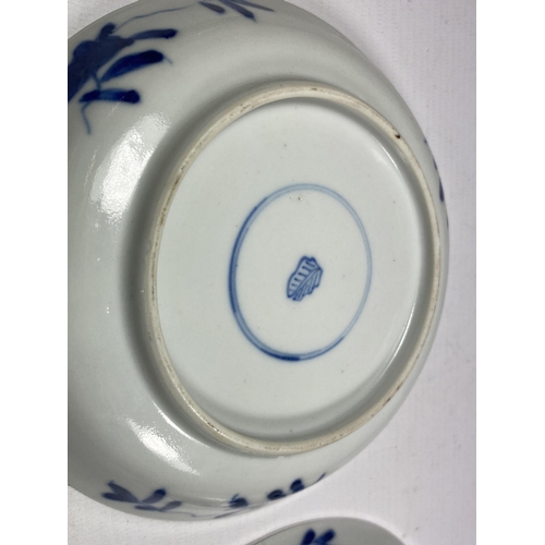 302A - A PAIR OF KANGXI PERIOD (1661-1722) CHINESE BLUE AND WHITE PORCELAIN PLATES, ARTEMESIA LEAF MARK TO ... 