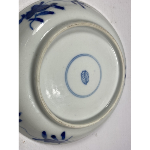 302A - A PAIR OF KANGXI PERIOD (1661-1722) CHINESE BLUE AND WHITE PORCELAIN PLATES, ARTEMESIA LEAF MARK TO ... 