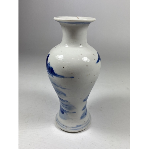 304A - A QING LATE 19TH EARLY 20TH CENTURY CHINESE BLUE AND WHITE VASE, UNMARKED TO BASE, HEIGHT 14.5CM