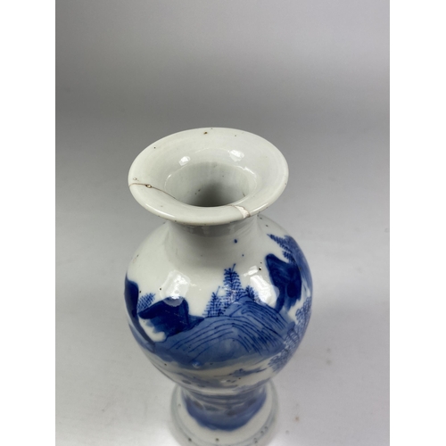 304A - A QING LATE 19TH EARLY 20TH CENTURY CHINESE BLUE AND WHITE VASE, UNMARKED TO BASE, HEIGHT 14.5CM