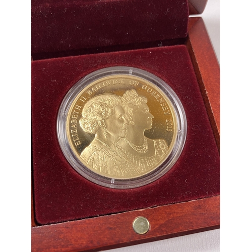 94 - A BOXED 2013 GUERNSEY 22CT GOLD LIMITED EDITION CORONATION JUBILEE £5 PROOF COIN, WITH CERTIFICATE, ... 