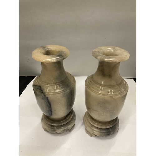 169 - A PAIR OF ONYX STYLE VASES WITH GREEK KEY DETAIL, HEIGHT 19CM