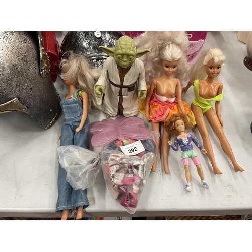 292 - A MIXED LOT OF TOYS TO INCLUDE BARBIE STYLE DOLLS, A STORMTROOPER, ACTION FIGURES, BARBIE STYLE TILL... 