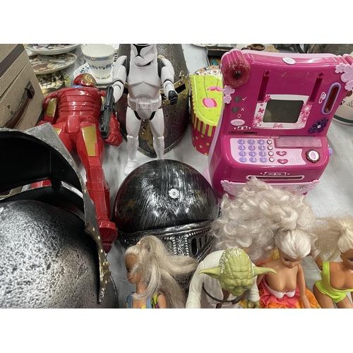 292 - A MIXED LOT OF TOYS TO INCLUDE BARBIE STYLE DOLLS, A STORMTROOPER, ACTION FIGURES, BARBIE STYLE TILL... 