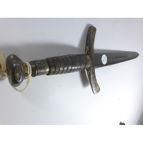 431 - AN ANTIQUE DAGGER, POSSIBLY ITALIAN/SPANISH, 27CM BLADE, GUARD AND POMMEL WITH TRACES OF GILDING, LE... 