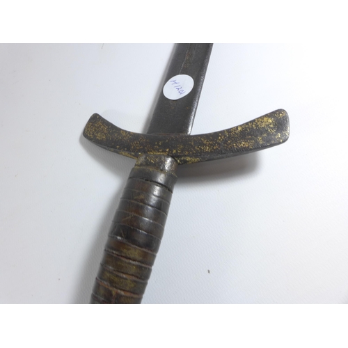 431 - AN ANTIQUE DAGGER, POSSIBLY ITALIAN/SPANISH, 27CM BLADE, GUARD AND POMMEL WITH TRACES OF GILDING, LE... 