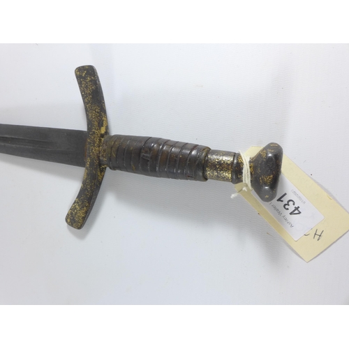 431 - AN ANTIQUE DAGGER, POSSIBLY ITALIAN/SPANISH, 27CM BLADE, GUARD AND POMMEL WITH TRACES OF GILDING, LE... 