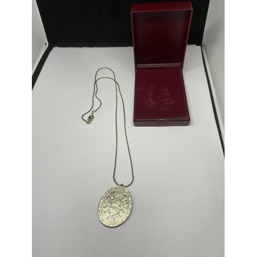 581 - A MARKED SILVER MEDALLION IN A PRESENTATION BOX