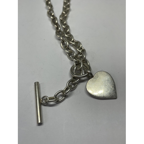 587 - A SILVER T BAR NECKLACE WITH HEART FOB