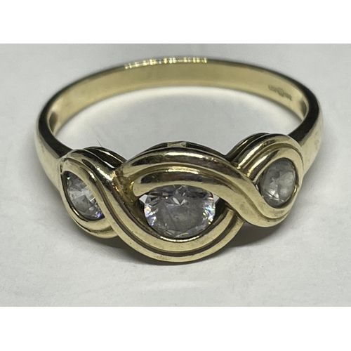 725 - A 9 CARAT GOLD RING WITH THREE CUBIC ZIRCONIA STONES Q