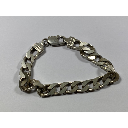 819 - A SILVER FLAT LINK CURB BRACELET, WEIGHT 35G