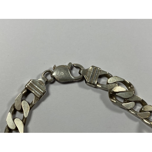 819 - A SILVER FLAT LINK CURB BRACELET, WEIGHT 35G