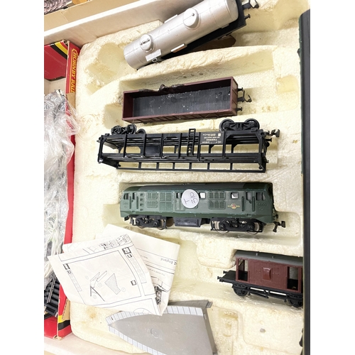 827 - A QUANTITY OF RAILWAY ITEMS TO INCLUDE HORNBY TRAIN TRACK, A STEAM ENGINE, CARRIAGES, A TRANSFORMER,... 