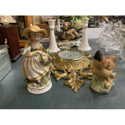 907 - A MIXED LOT TO INCLUDE A GILT FRAMED BAROMETER, CANDLESTICKS, CAPIDOMONTE STYLE FIGURES, ETC