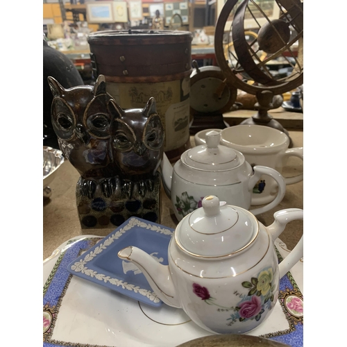 917 - A QUANTITY OF CERAMIC ITEMS TO INCLUDE AN OWL FIGURINE, BULBOUS STUDIO POTTERY VASE, WEDGWOOD JASPER... 