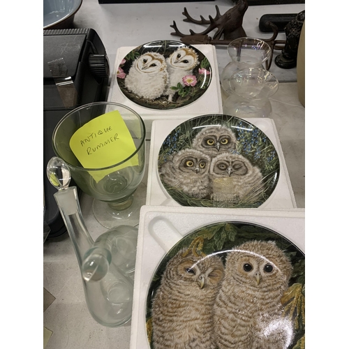 940 - A MIXED LOT TO INCLUDE OWL CABINET PLATES, A VINTAGE 'RUMMER' GLASS, OIL BOTTLE, ETC