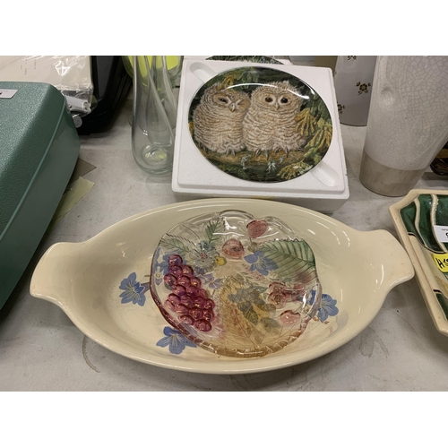 940 - A MIXED LOT TO INCLUDE OWL CABINET PLATES, A VINTAGE 'RUMMER' GLASS, OIL BOTTLE, ETC