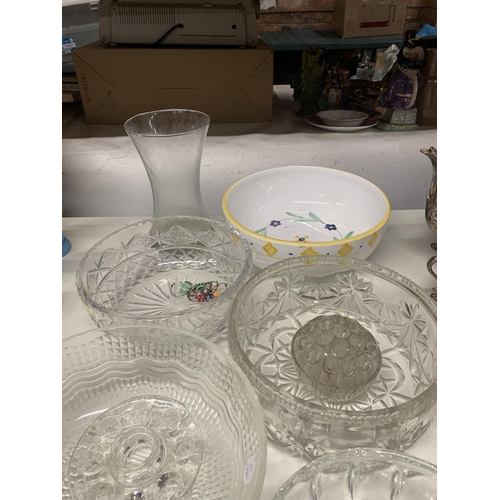 949 - A QUANTITY OF GLASSWARE TO INCLUDE MAINLY BOWLS