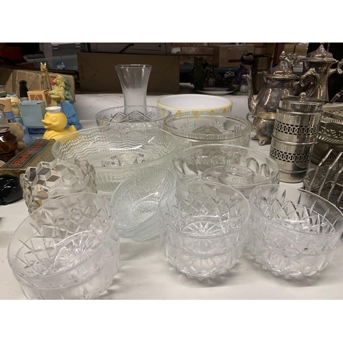 949 - A QUANTITY OF GLASSWARE TO INCLUDE MAINLY BOWLS