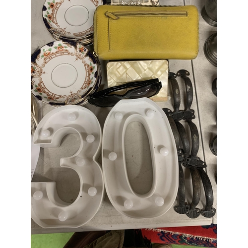 987 - A MIXED LOT TO INCLUDE ILLUMINATED NUMBERS 3 AND 0, VINTAGE CUPBOARD HANDLES, PURSES, HANDBAG, ETC