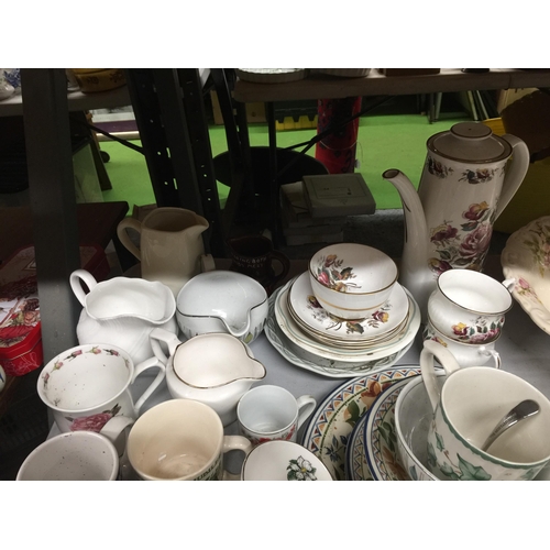 1047 - A LARGE QUANTITY OF CERAMICS TO INCLUDE CUPS, SAUCERS, MILK JUGS, COFFEEPOT, SUGAR BOWLS ETC.,