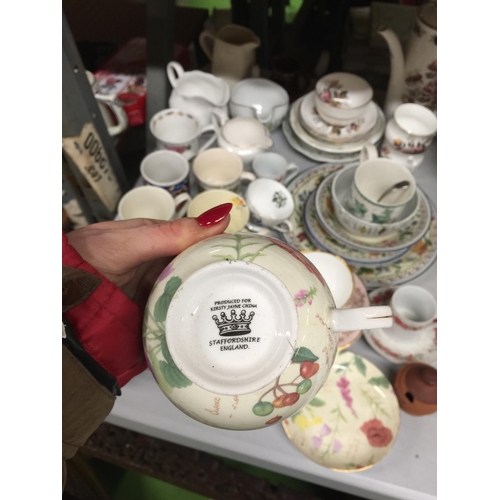 1047 - A LARGE QUANTITY OF CERAMICS TO INCLUDE CUPS, SAUCERS, MILK JUGS, COFFEEPOT, SUGAR BOWLS ETC.,