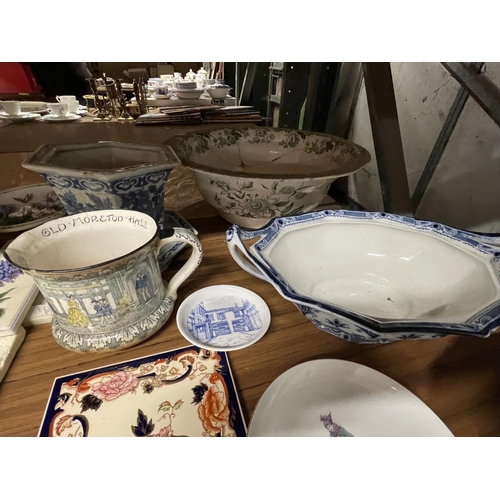 1114 - A QUANTITY OF CERAMIC ITEMS TO INCLUDE A LARGE WASHBOWL - A/F, F & SONS DUDLEY SERVING DISHES, A PLA... 