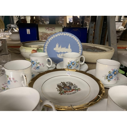 1135 - A MIXED GROUP OF CERAMICS TO INCLUDE WEDGWOOD JASPERWARE PLATE, CUPS, SAUCERS, LARGE BOWLS, ETC