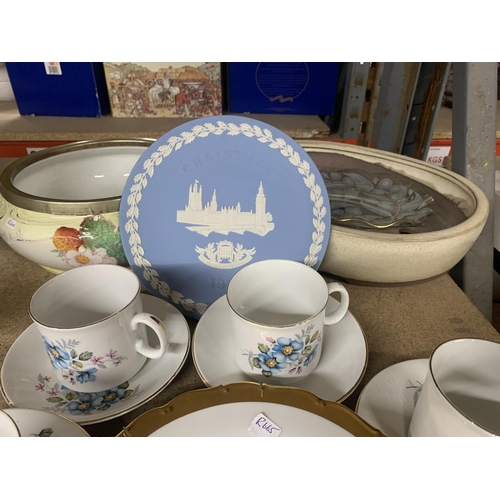 1135 - A MIXED GROUP OF CERAMICS TO INCLUDE WEDGWOOD JASPERWARE PLATE, CUPS, SAUCERS, LARGE BOWLS, ETC