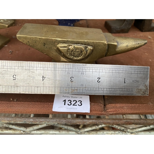 1323 - A MINITURE BRASS SAMPL ANVIL