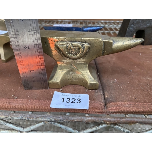 1323 - A MINITURE BRASS SAMPL ANVIL