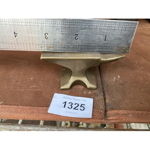 1325 - A SMALL MINITURE BRASS SAMPLE ANVIL