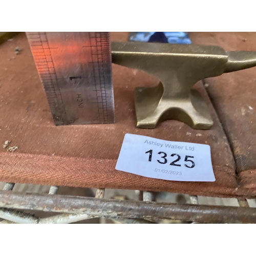 1325 - A SMALL MINITURE BRASS SAMPLE ANVIL