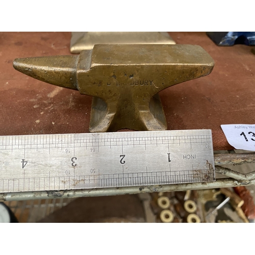 1328 - A MINITURE BRASS SAMPLE ANVIL STAMPED D. BRADBURY