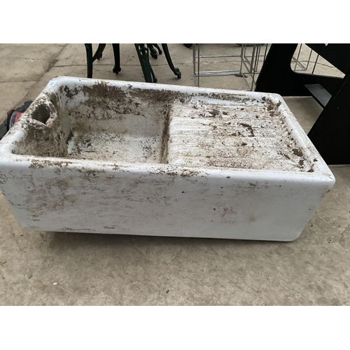 1378 - A WHITE BELFAST SINK PLANTER WITH WASH BOARD