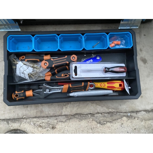 1404 - A STANLEY PLASTIC TOOL BOX AND AN ASSORTMENT OF TOOLS TO INCLUDE AN ADJUSTABLE SPANNER AND SCREW DRI... 