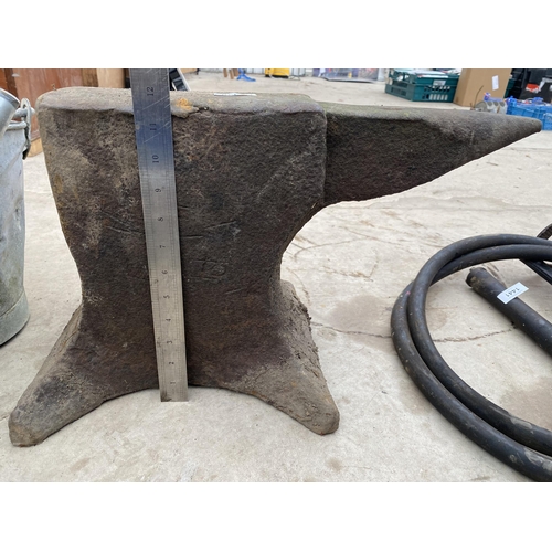 1440 - A VINTAGE HEAVY CAST IRON BLACKSMITHS ANVIL