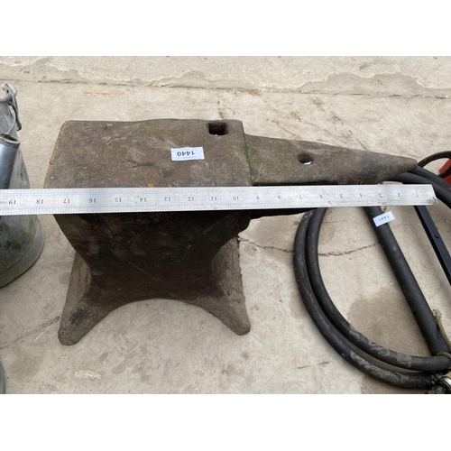 1440 - A VINTAGE HEAVY CAST IRON BLACKSMITHS ANVIL