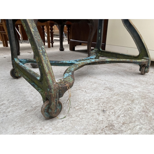 1640 - A VINTAGE CAST IRON EWBANK MANGLE