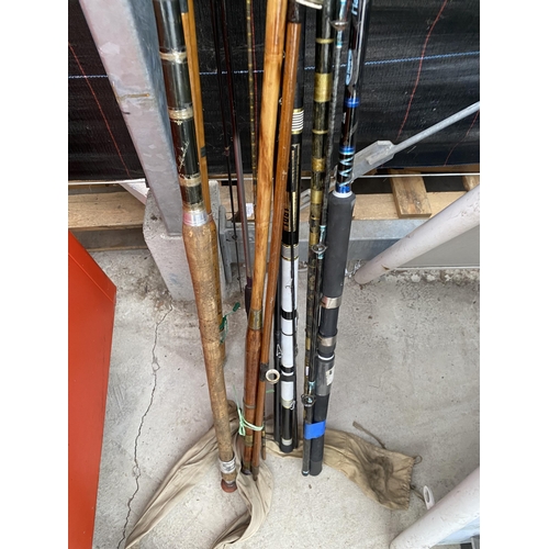 1777 - AN ASSORTMENT OF VINTAGE SPLIT CANE FISHING RODS AND MODERN CARBON FIBRE RODS