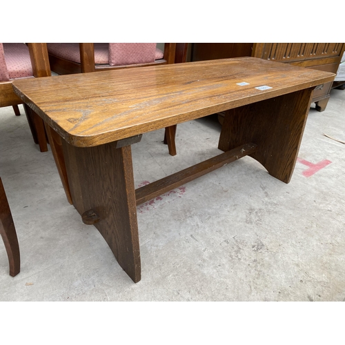 2321 - A REPRODUCTION OAK COFFEE TABLE, 38X15